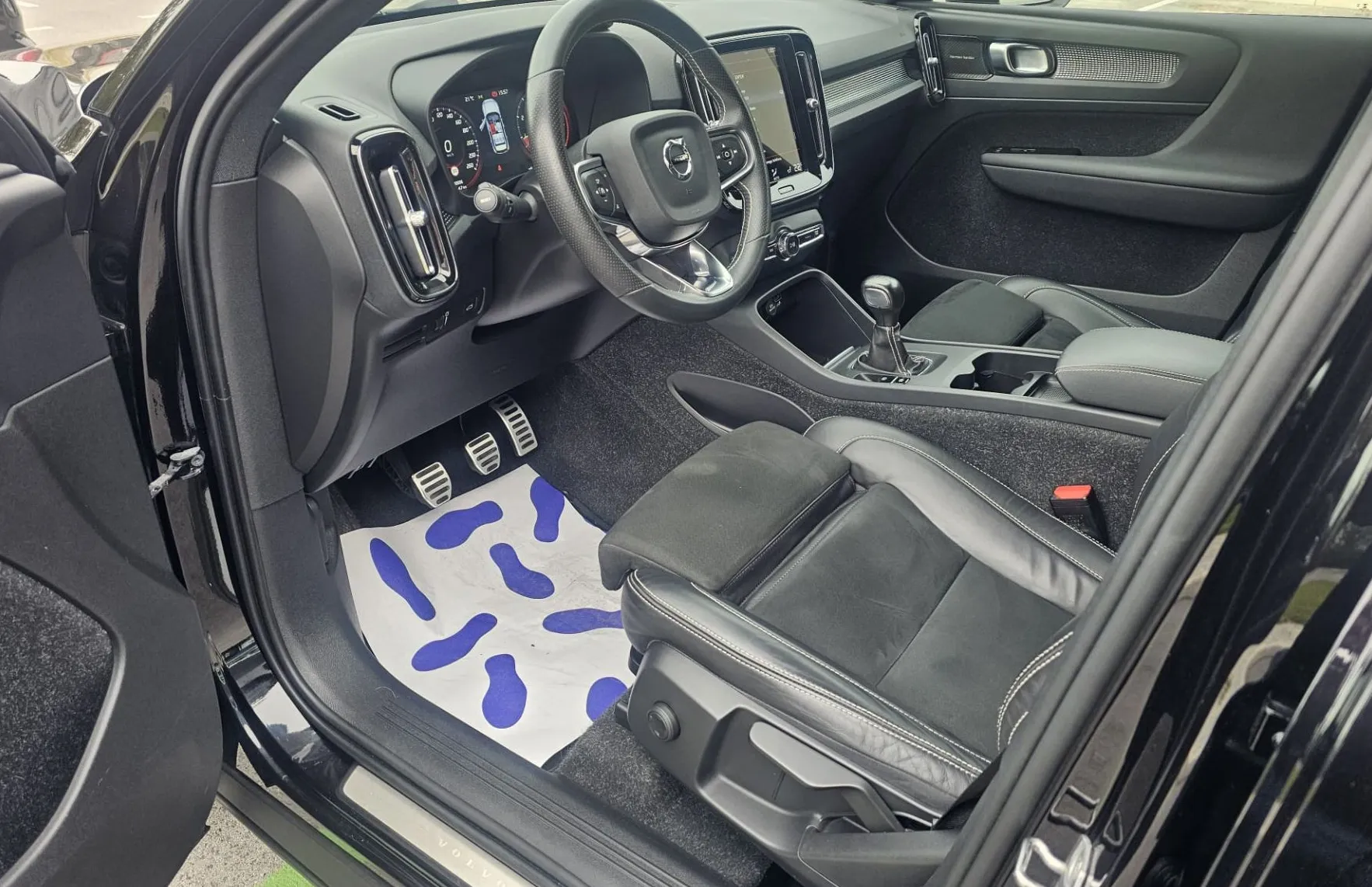 Zunanja slika - Volvo XC40 - T3 Black edition|FULED|ALU18|alcantara|navi|AC|HarmanCardon - 21