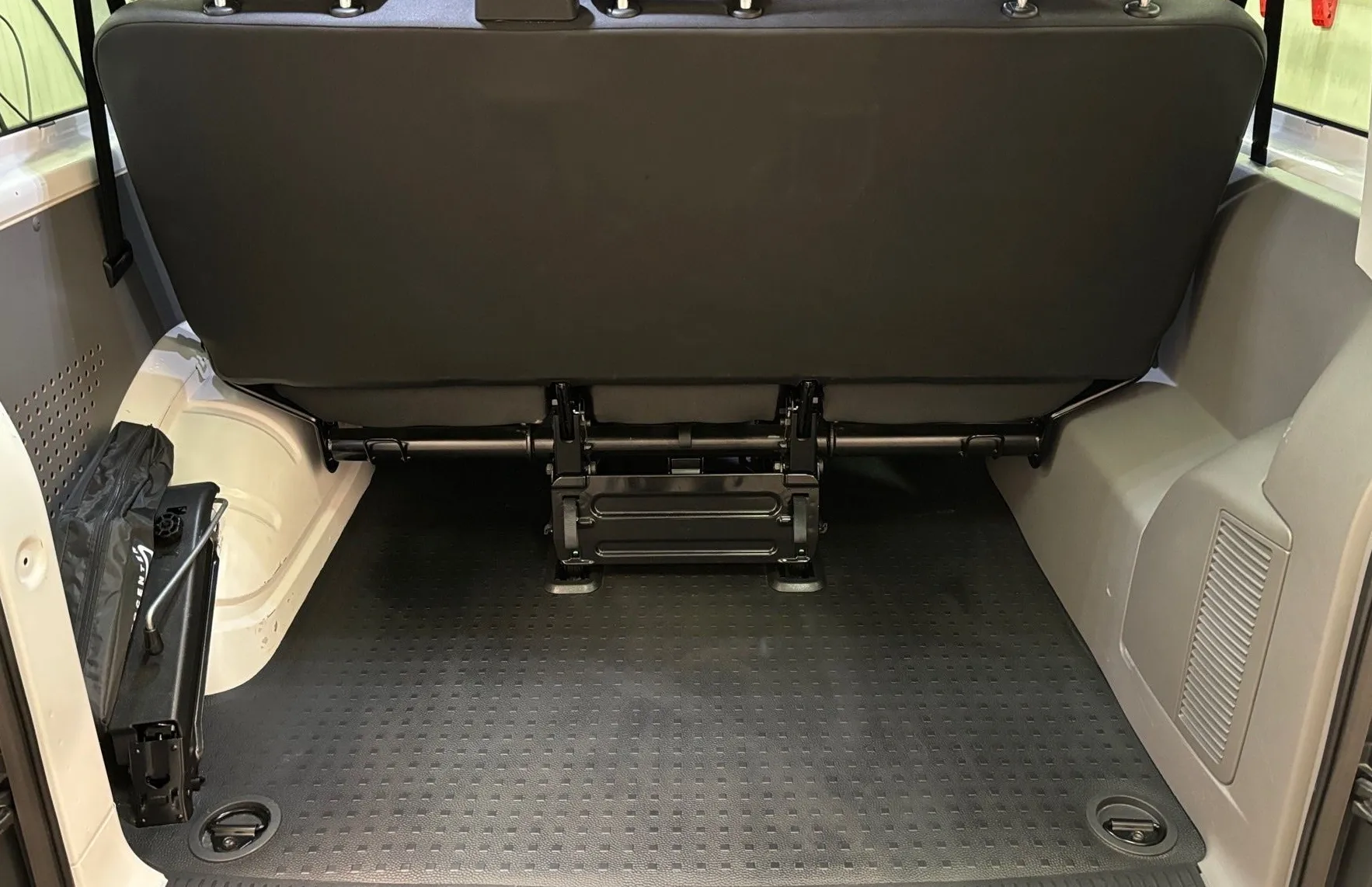 Zunanja slika - VW Transporter - T7 Kombi 2.0 TDI DMR 9sedežev - 8