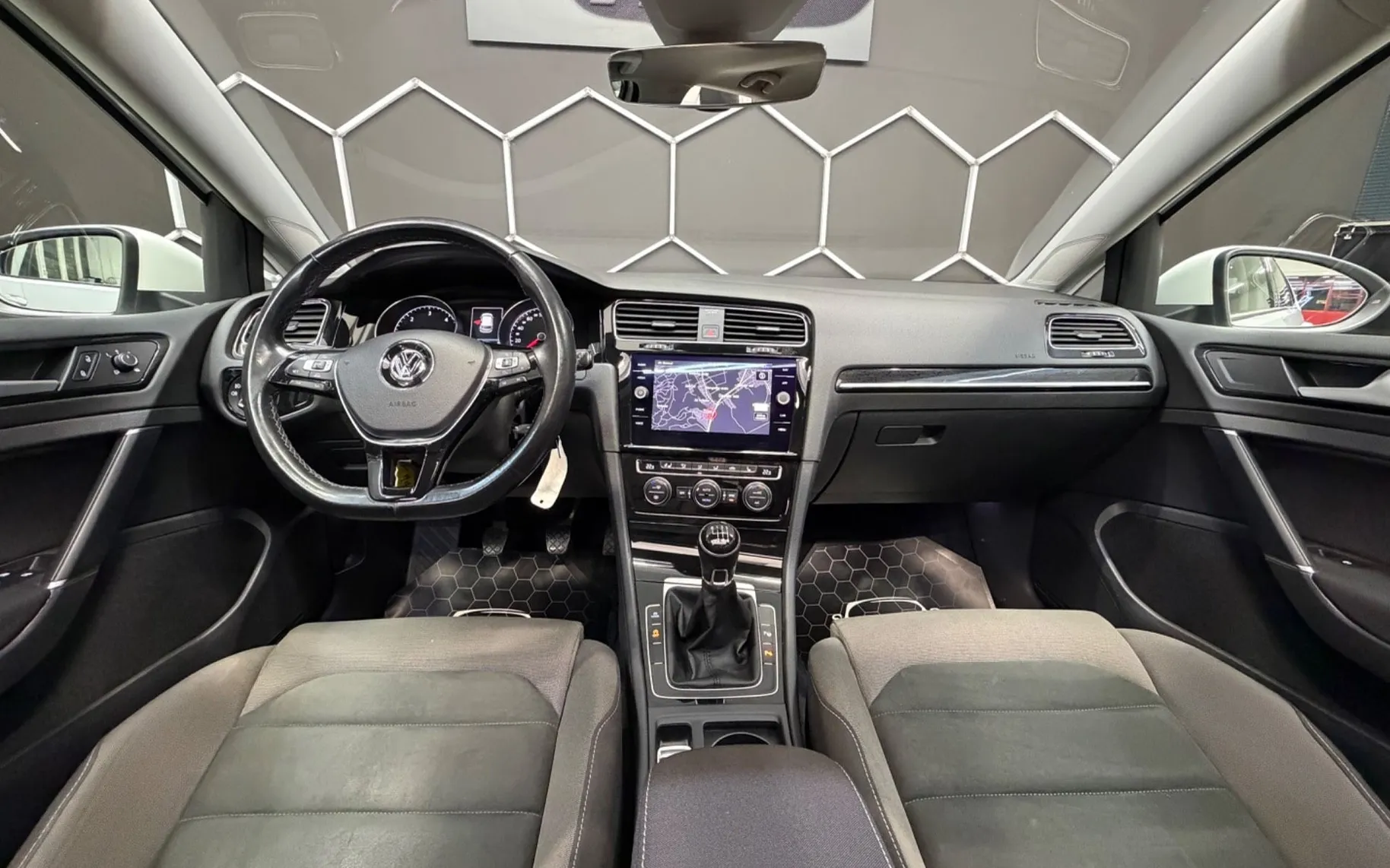 Notranja slika - Volkswagen Golf - 2.0 TDI Highline|PANORAMA|LED|ACC|KAMERA|PERLA| - 9