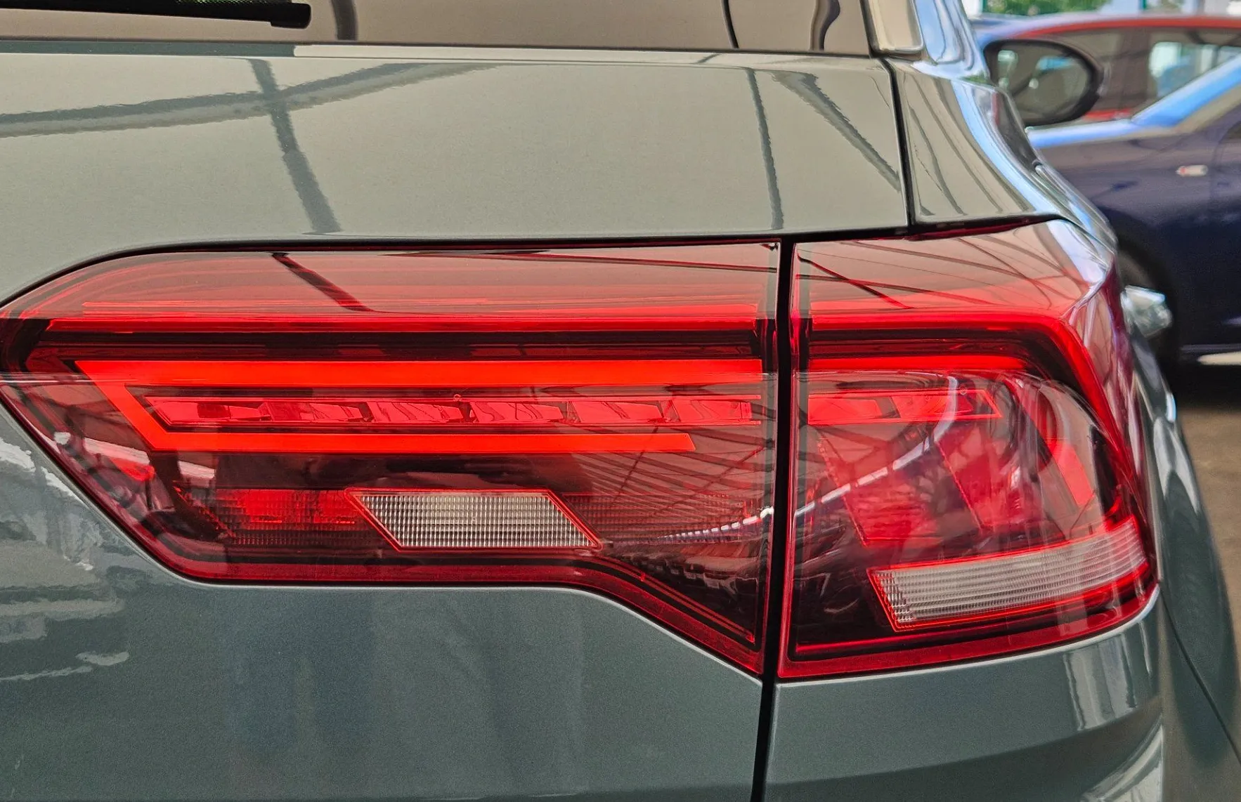Zunanja slika - Volkswagen T-Roc - R-Line 2.0 TDI DSG LED PLUS-KAMERA-KEYLESS - 5