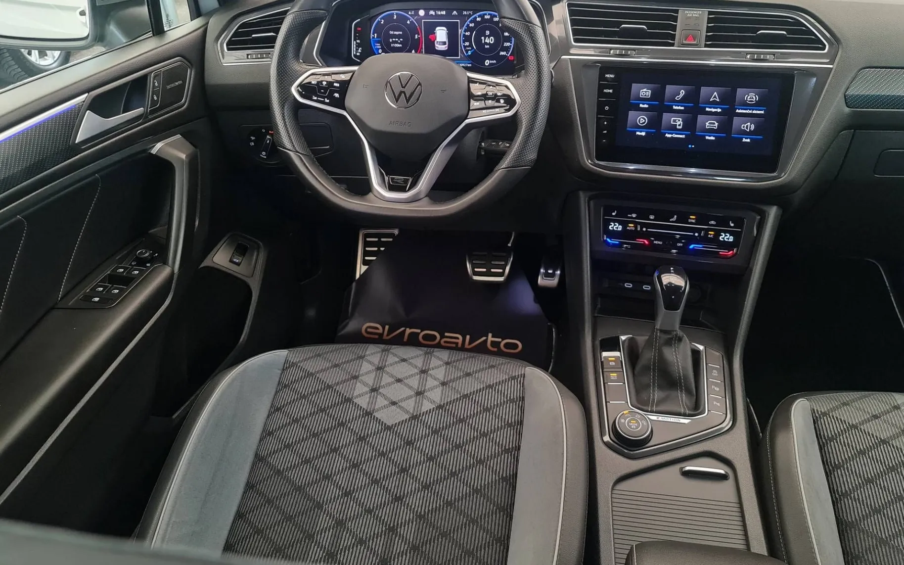Notranja slika - Volkswagen Tiguan Allspace - 4motion 2.0 TDI R-Line DSG Matrix.virtual.Harm. - 12
