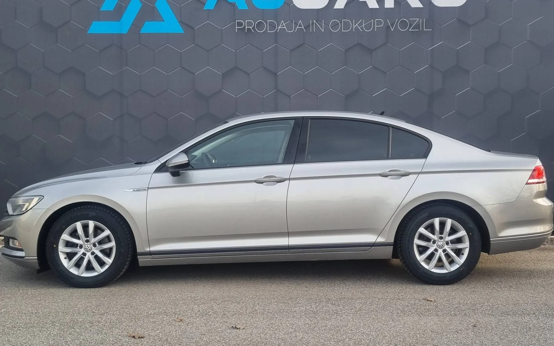 Zunanja slika - VW Passat - 1.6 TDI BMT Comfortline-2XPDC-Navi-Temp-Alu - 4