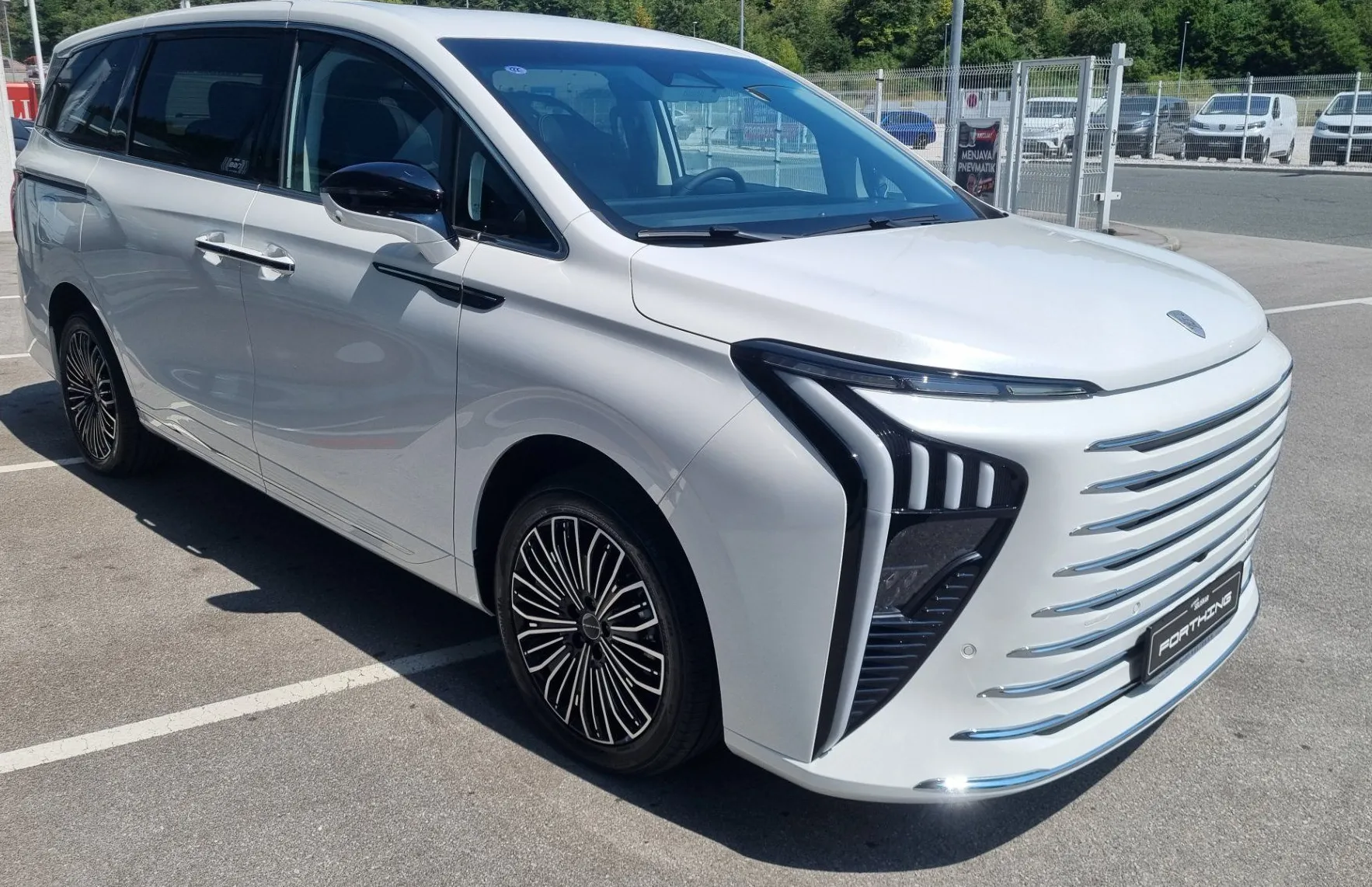 Zunanja slika - Forthing V9 - 1.5T PHEV - 7 SEDEŽEV - BOGATA OPREMA - NA ZALOGI - 4
