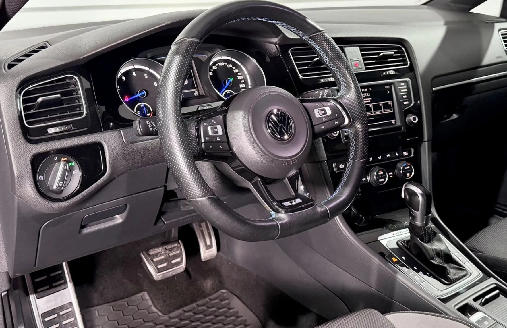 Zunanja slika - Volkswagen Golf - R - 4 MOTION - DSG - DRIVE SELECT - NAVI - PDC - 7