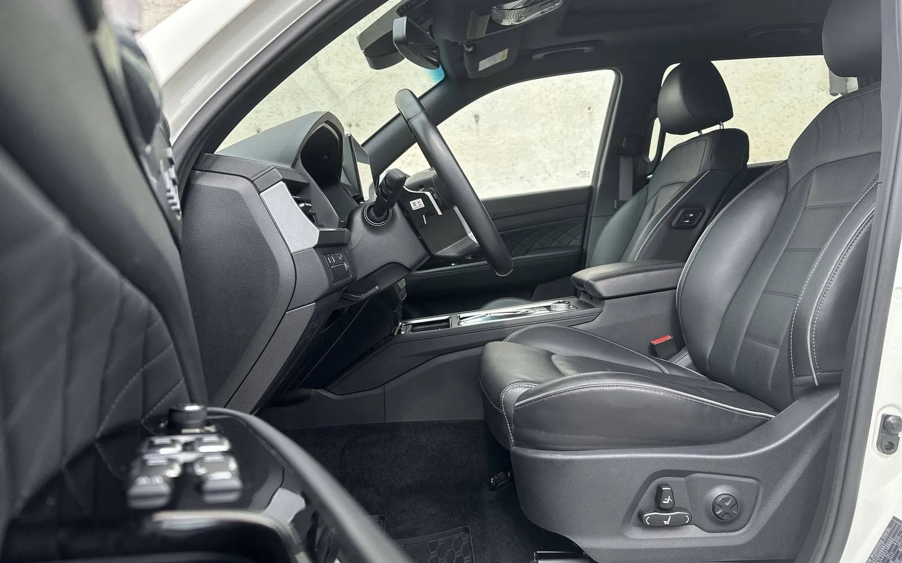 Notranja slika - SsangYong Rexton - 2.2 XDI AWD Limited Exclusive Panorama+ Avt. - 10