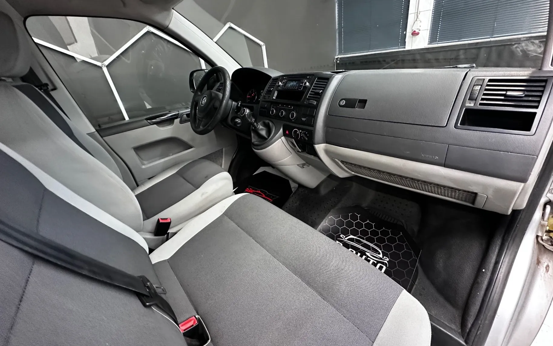Notranja slika - Volkswagen Transporter - 2.0 TDI 9 SEDEŽEV... - 10