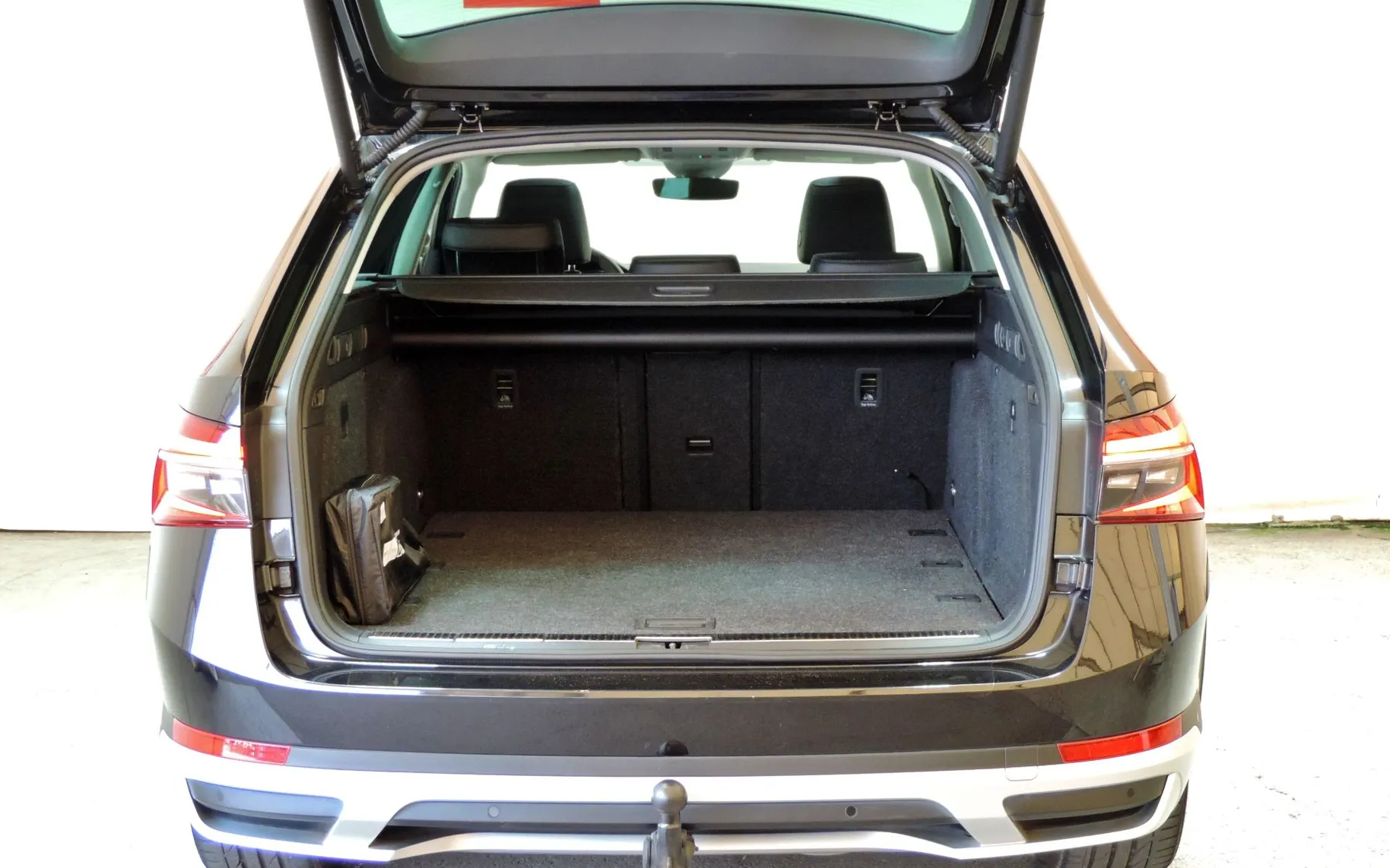 Zunanja slika - Škoda Superb - Combi Scout 4x4 2.0 TDI Ambition DSG KLJUKA-KAMERA - 25