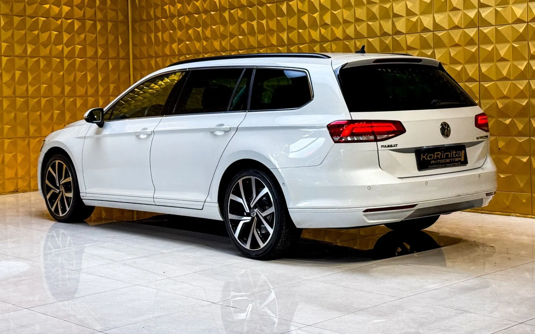 Notranja slika - Volkswagen Passat Variant - 2.0 TDI AUT.-PERLA-KLJUKA-MASAZA-GRETJE-RADAR... - 7