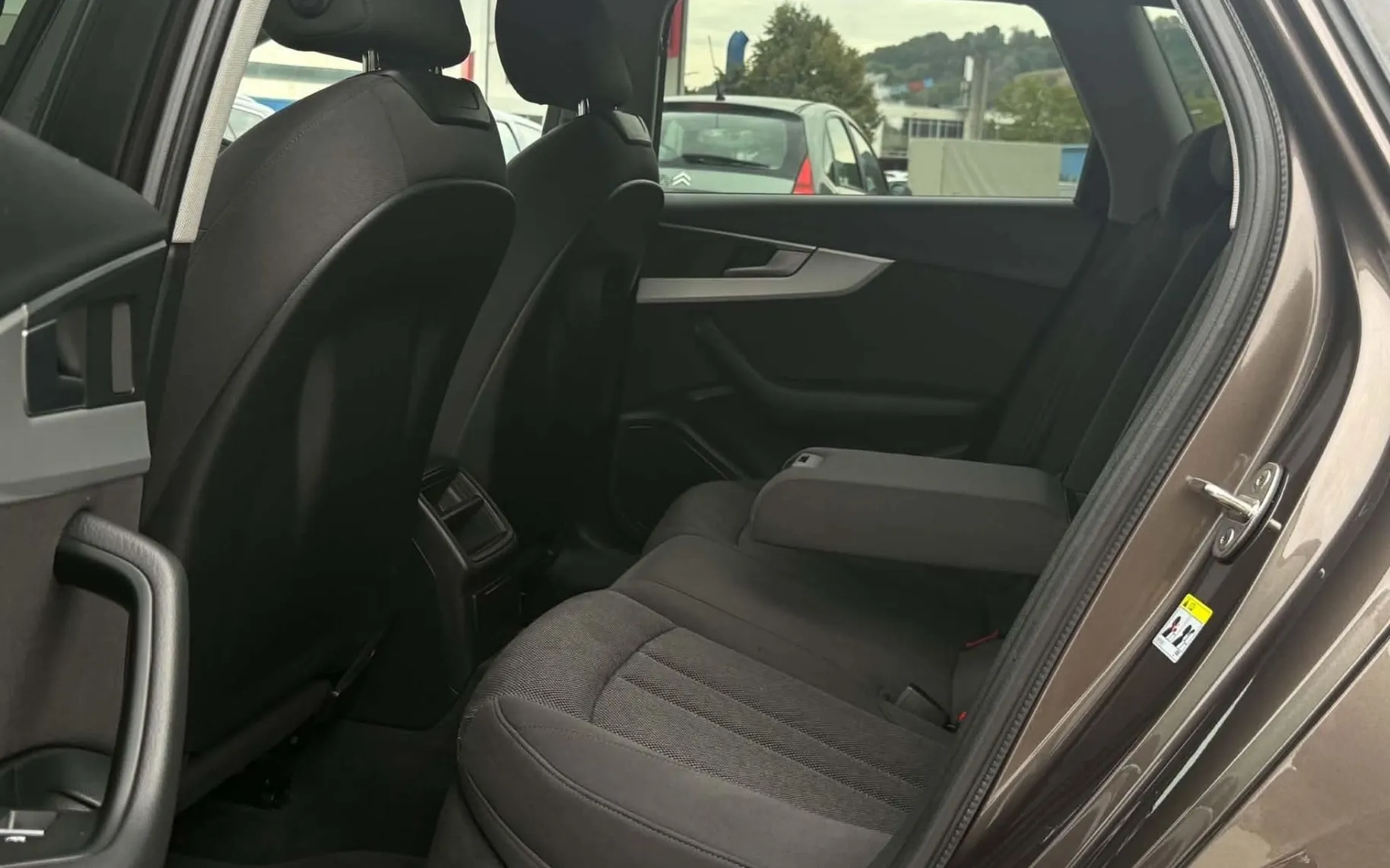 Notranja slika - Audi A4 Avant - 2.0 TDI-AUT-XENO+LED-NAVI-LIZING ZA TUJCE-PDC - 9