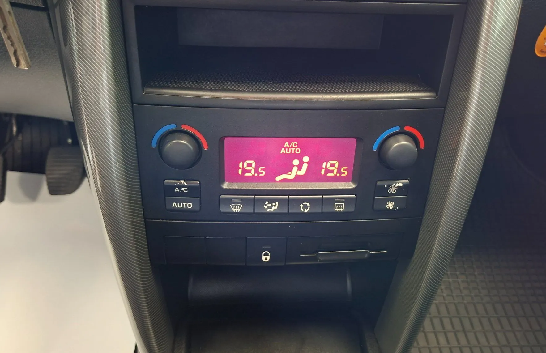 Zunanja slika - Peugeot 207 - Premium 1.4 16V-ODLIČEN-HITRI KREDIT- - 11