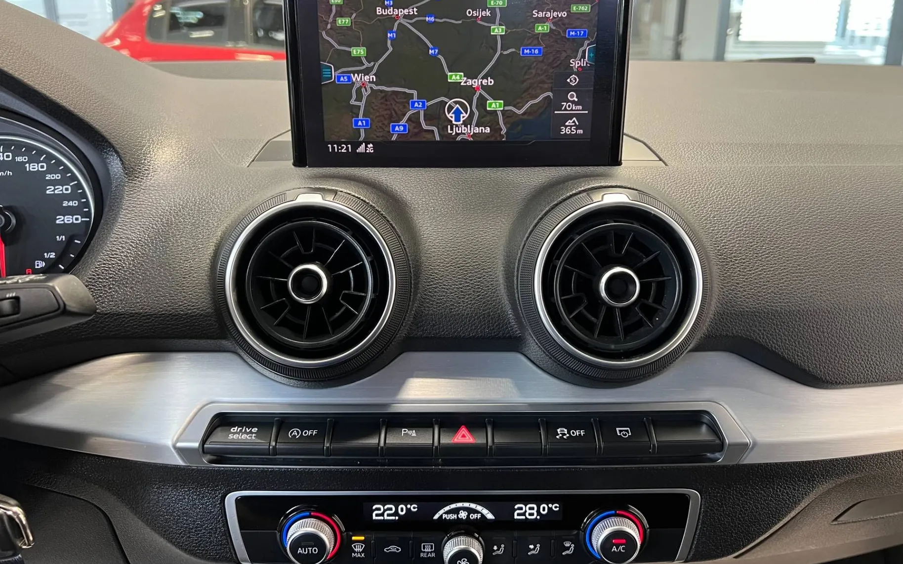 Zunanja slika - Audi Q2 - 30TDI-S-TRONIC-S-LINE-FULL-LED-KAM-MRTVI-KOTI-PDC - 14