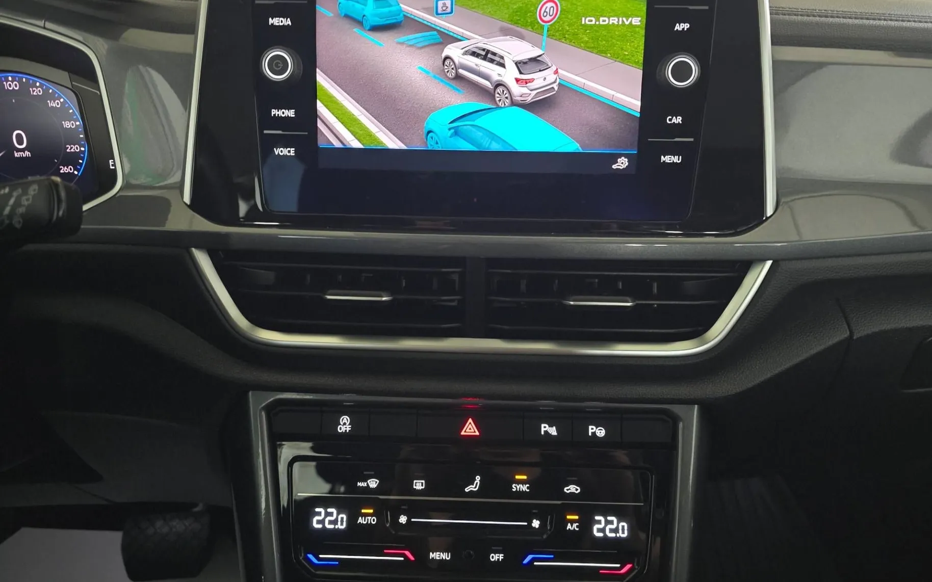 Notranja slika - Volkswagen T-Roc - 2.0 TDI Style DSG - IQ Light.virtual.kamera.asist - 16