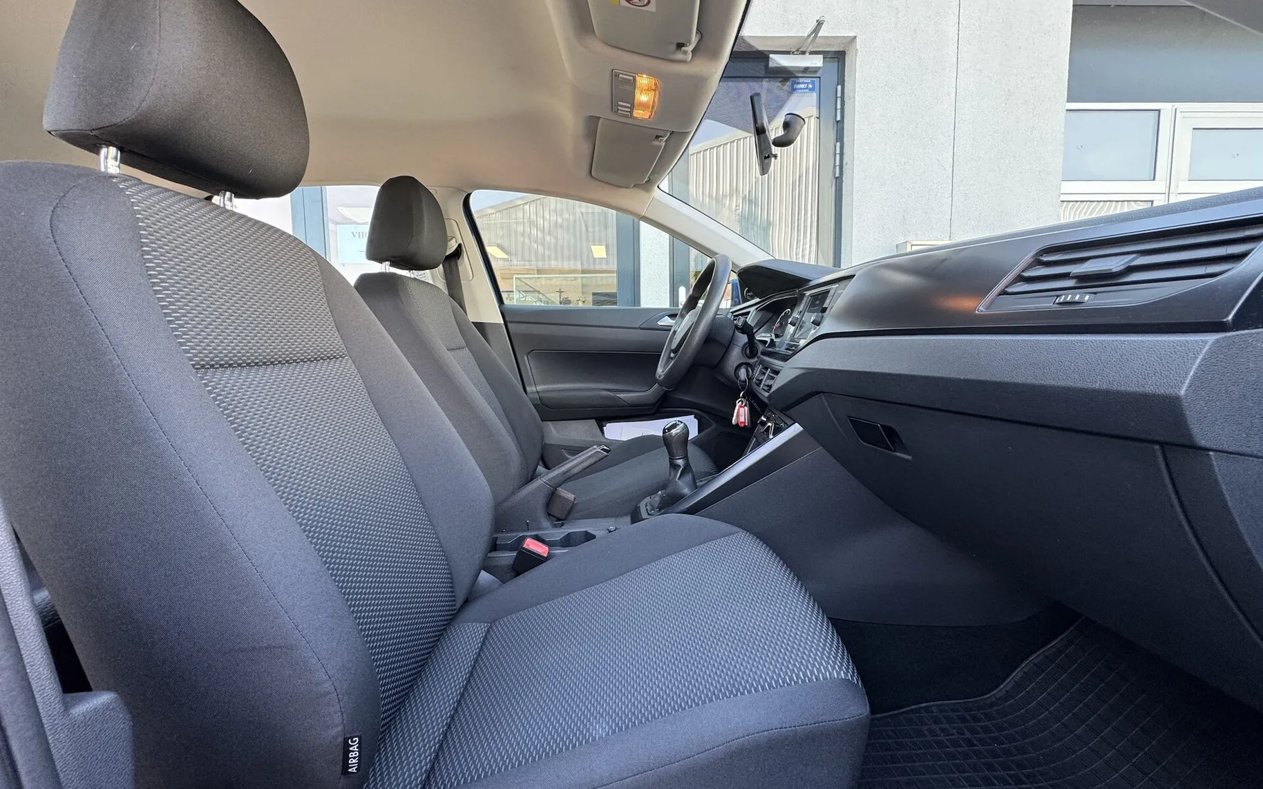 Zunanja slika - Volkswagen Polo - 1.0 TRENDLINE 1.LASTNICA SLO OGREVANA SEDEŽA - 12