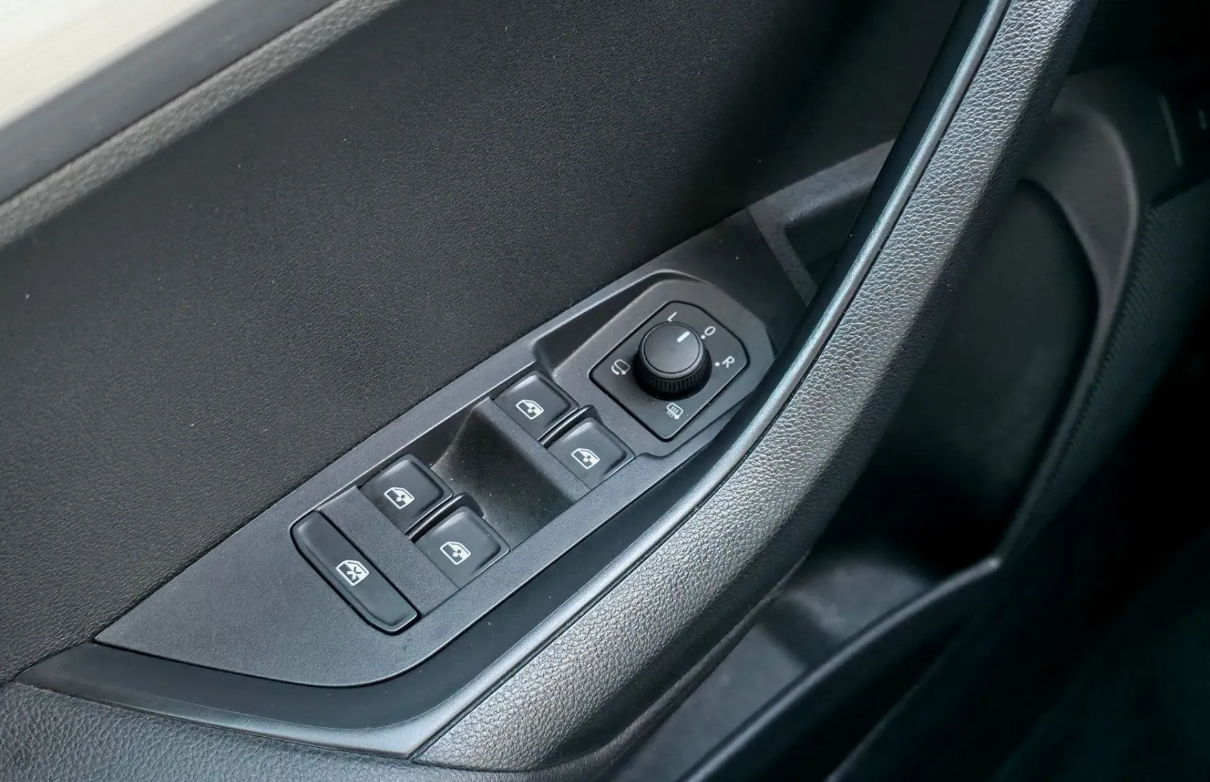 Zunanja slika - Škoda Karoq - 1.5TSI DSG Ambition •ACC•KAMERA•LANE•KEYLESS•17C• - 14