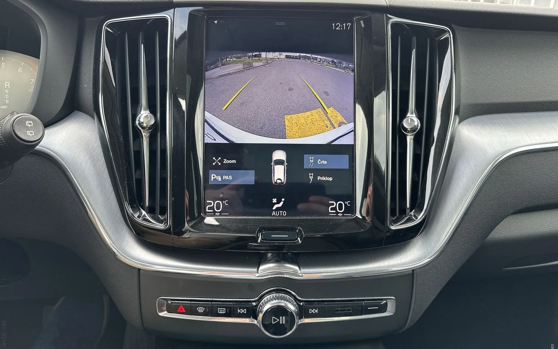 Notranja slika - Volvo XC60 - T8 Recharge Twin Engine AUT  Zračno Kljuka Pano... - 19