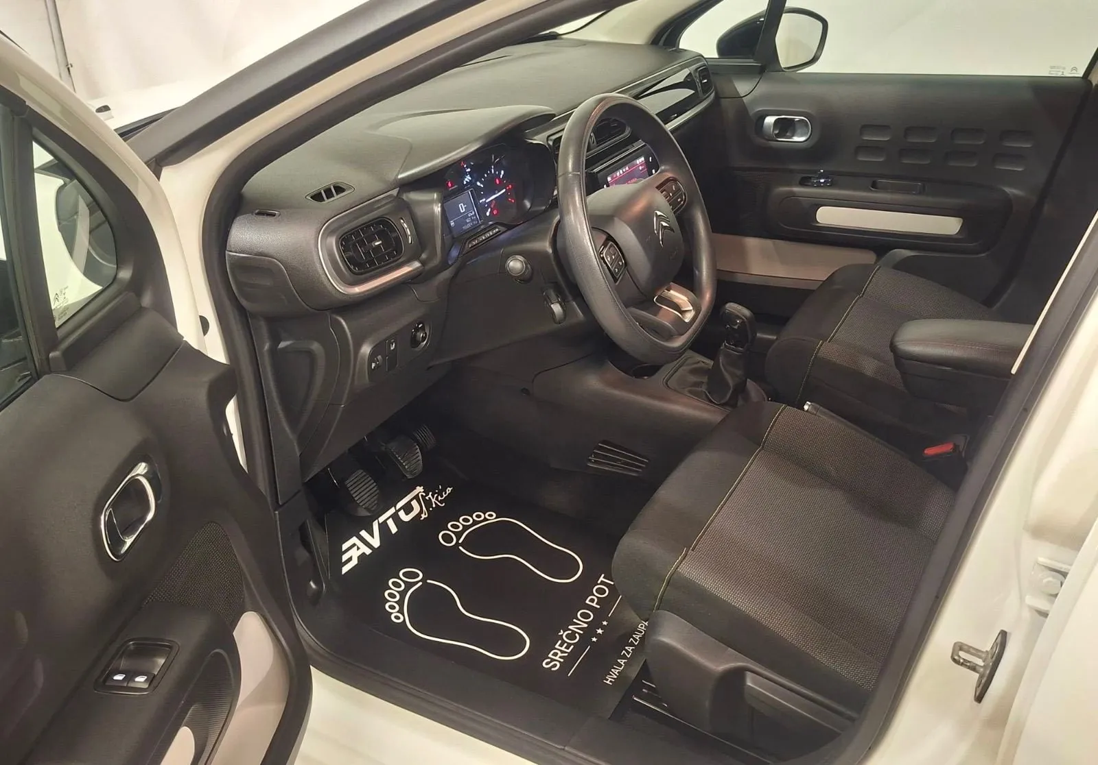 Notranja slika - Citroën C3 - 1.2 PureTech-LED-TEMPOMAT-SERVISNA KNJIGA - 9