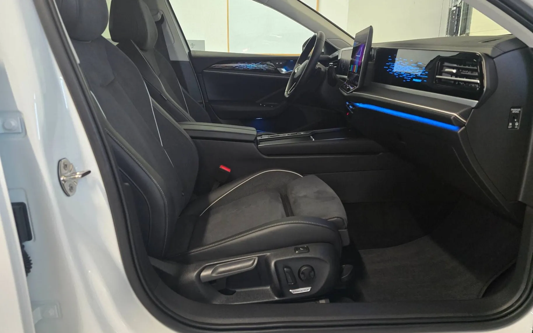 Notranja slika - Volkswagen Passat Variant - 1.5 eTSI Business DSG - Matrix.360kam.DCC Pro.HUD - 12