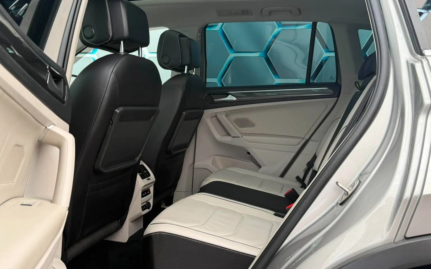 Notranja slika - Volkswagen Tiguan - 2.0 TDI•DSG•4X4•PANO•R LINE•FUL LED•VIRTUAL•ACC• - 10