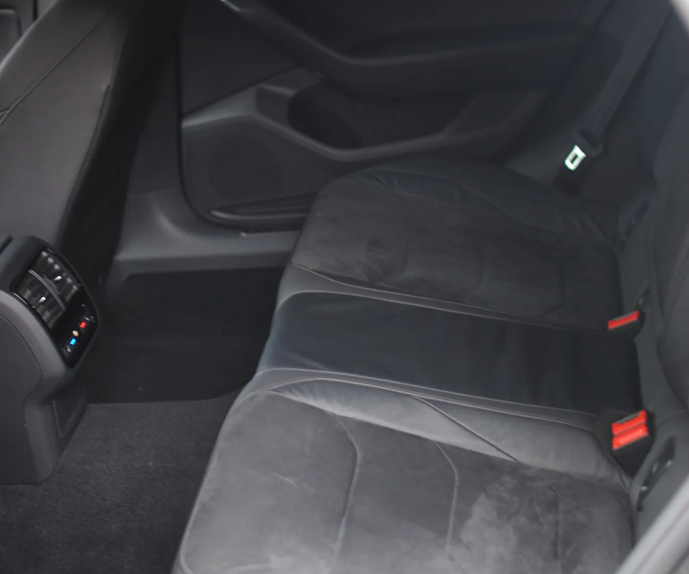 Notranja slika - Volkswagen Arteon - 2,0 TDI BMT Elegance DSG - 25