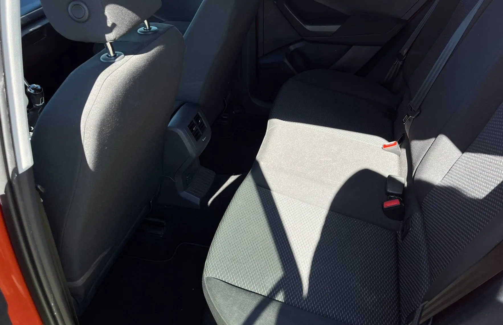 Zunanja slika - Volkswagen T-Roc - 1.6 TDI BMT 2X PDC. NAVI. SAMO 88.645 KM. - 9