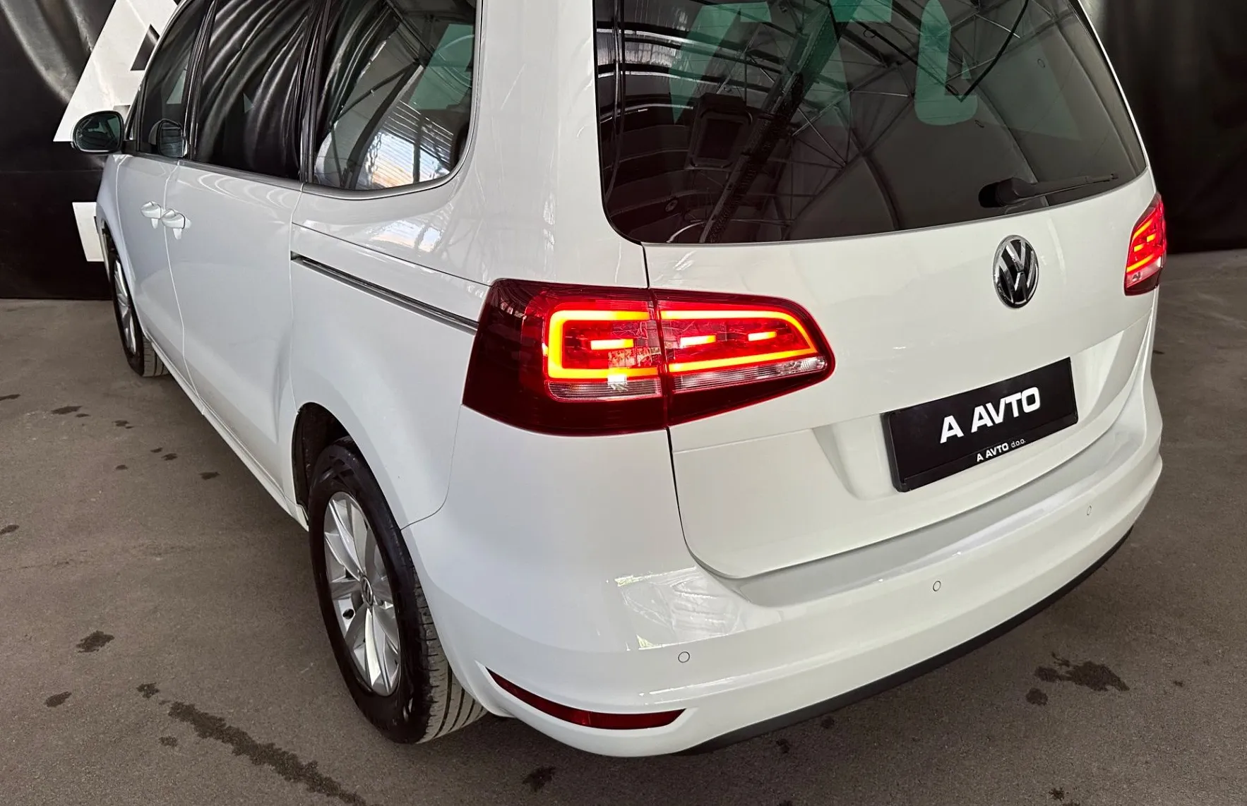 Zunanja slika - Volkswagen Sharan - 1.4TSI DSG-COMFORTLINE-NAVI-ACC-M.KOT-LINE ASSIS.. - 5