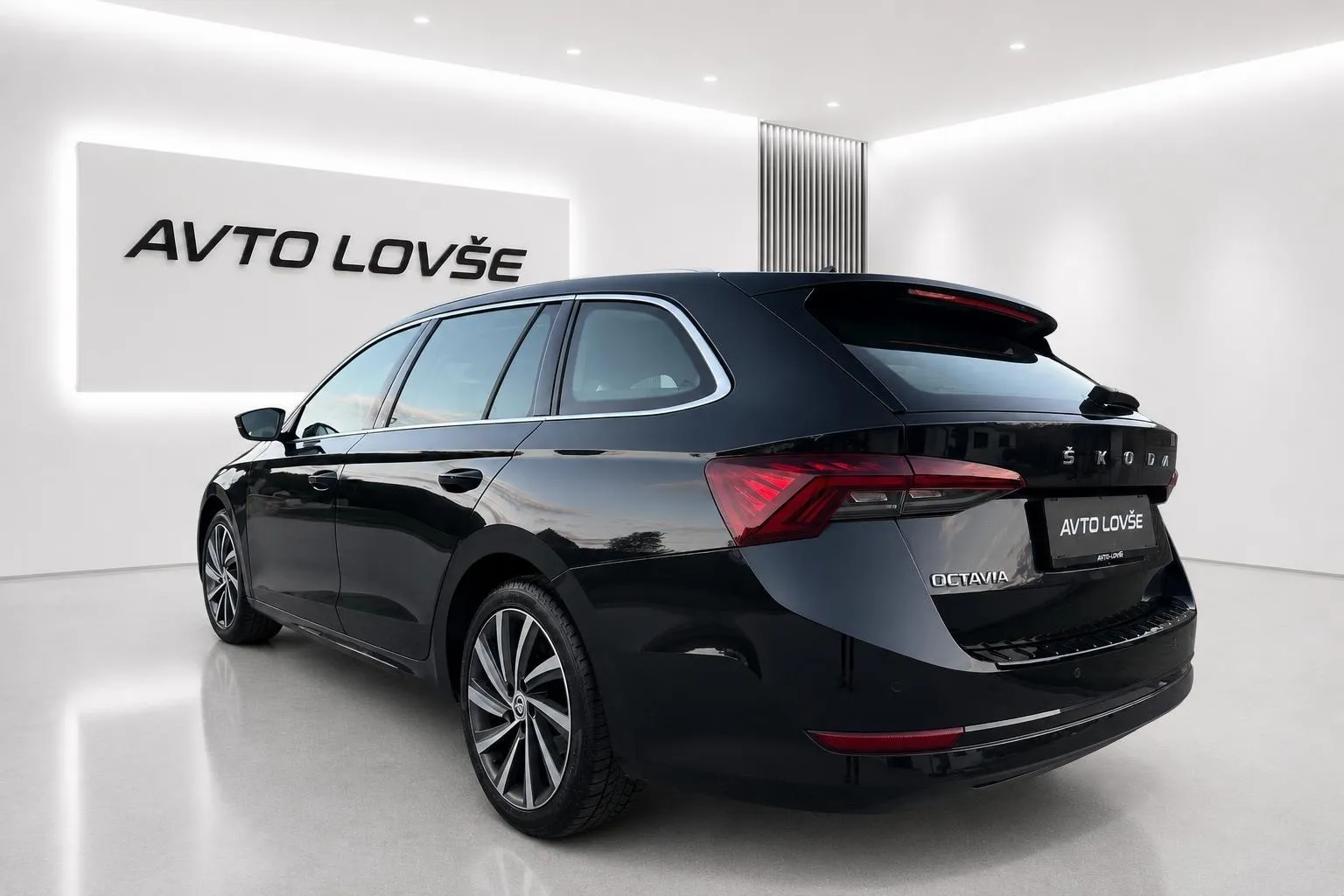 Zunanja slika - Škoda Octavia - Combi 2.0 TDI Sport LineDSG-1 LASTNICA-VIRTUAL-LED - 5