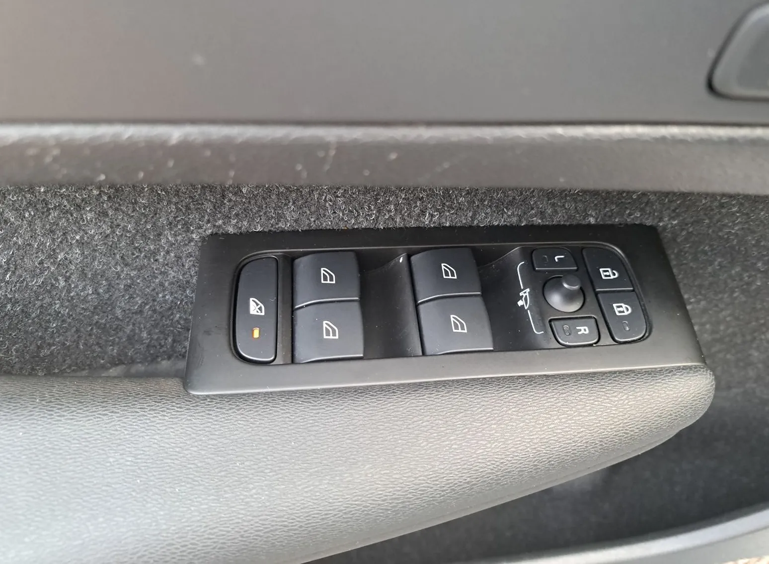 Zunanja slika - Volvo XC40 - T3 AUT R-Design Z ENOLETNIM JAMSTVOM - 8