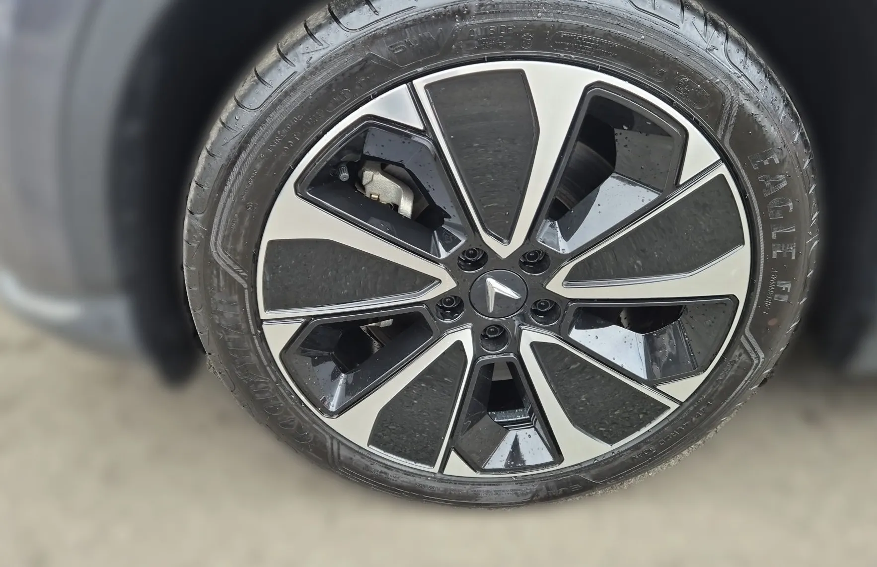 Zunanja slika - Vinfast VF8 - ECO 87.7kWh 350PS AWD - GRATIS POLNILNICA 22KW - 8