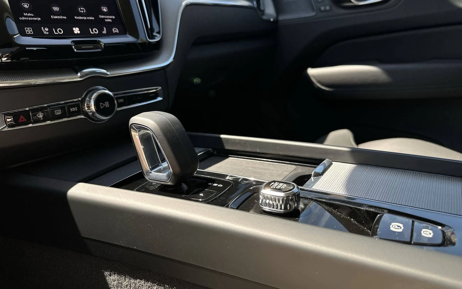 Notranja slika - Volvo XC60 - B5P AWD Core Avt. KAMERA. LED. ACC. BLISS - 20