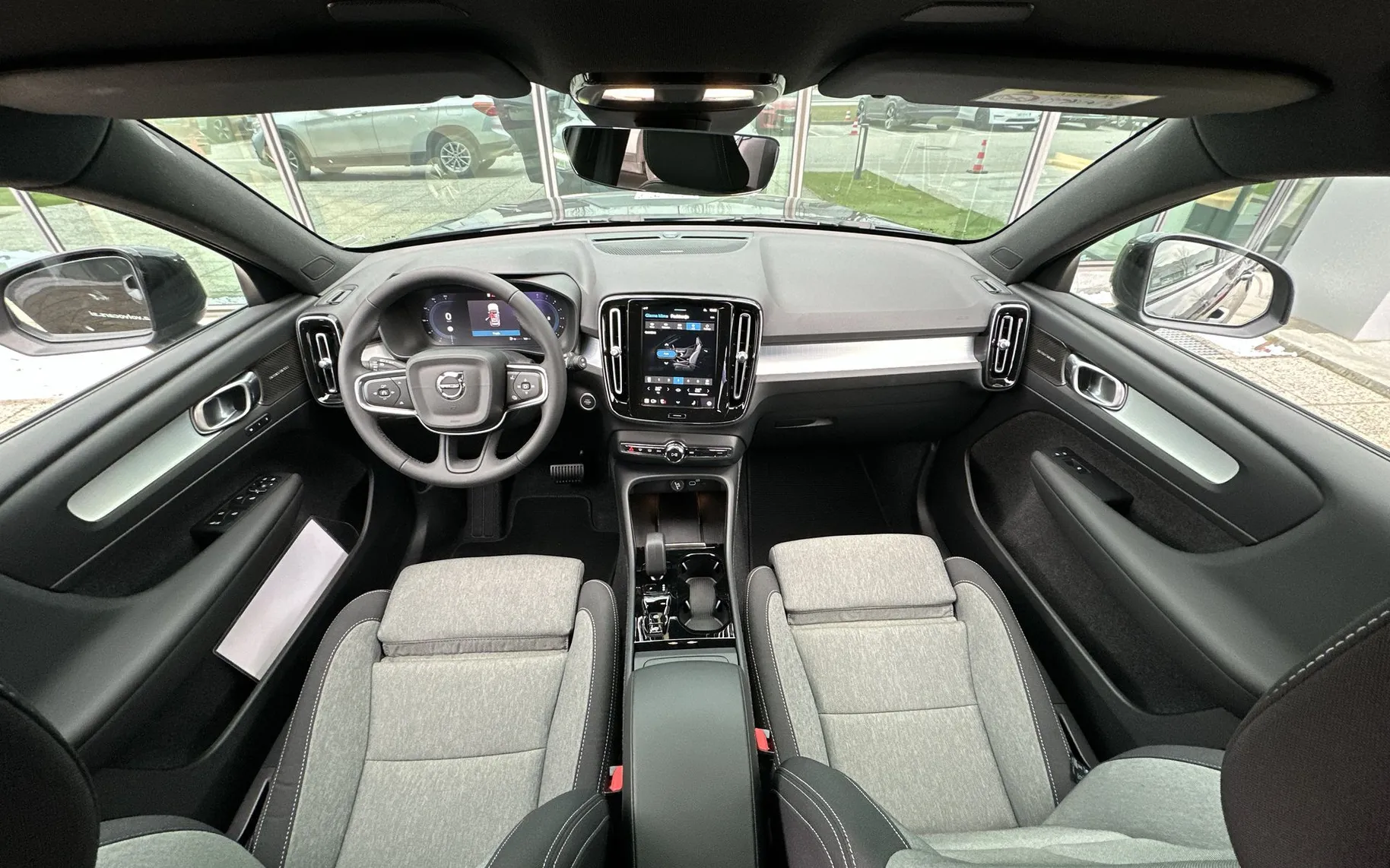 Zunanja slika - Volvo XC40 - B3  P  Plus Black Edition... - 19