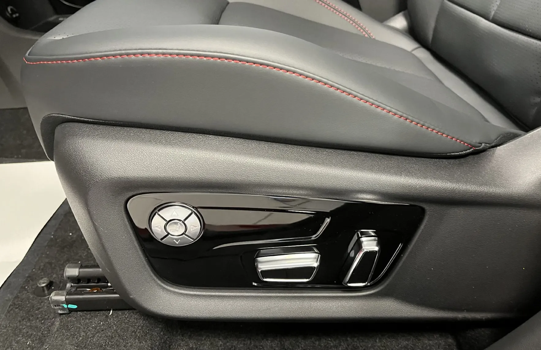 Zunanja slika - Forthing Forthing T5 EVO - T5 Evo 1.5 T-GDI LUXURY - NA ZALOGI - my 2025 - - 15