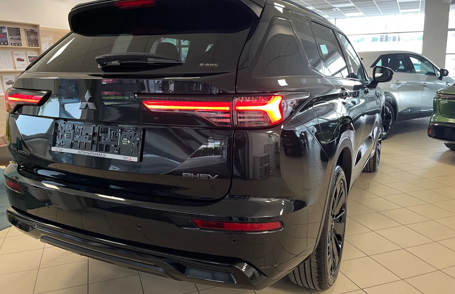 Zunanja slika - Mitsubishi Outlander - Black Edition PHEV 4WD 2.4  Avt. - NA ZALOGI - - 6