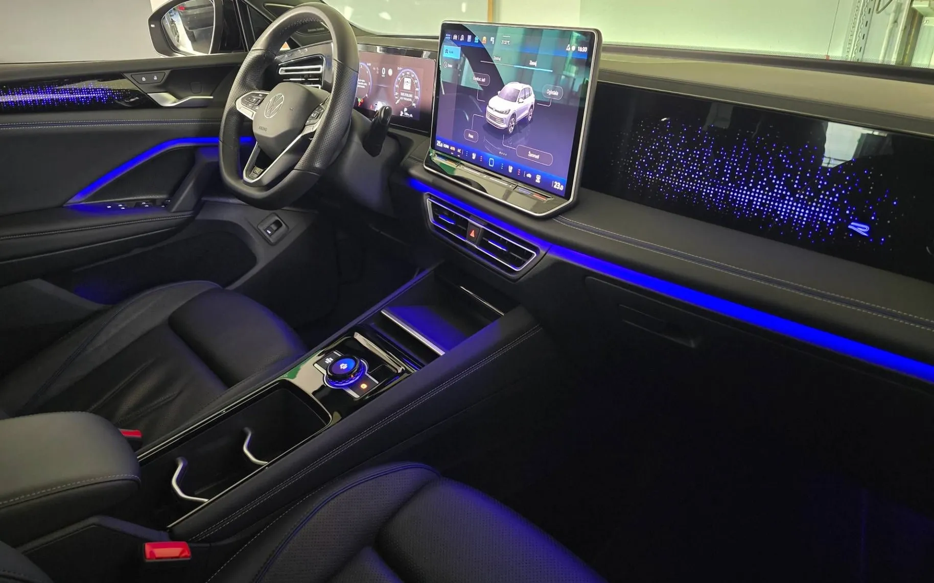 Notranja slika - Volkswagen Tiguan - 4motion 2.0 TDI BMT R-Line DSG - VSA MOŽNA OPREMA - 10