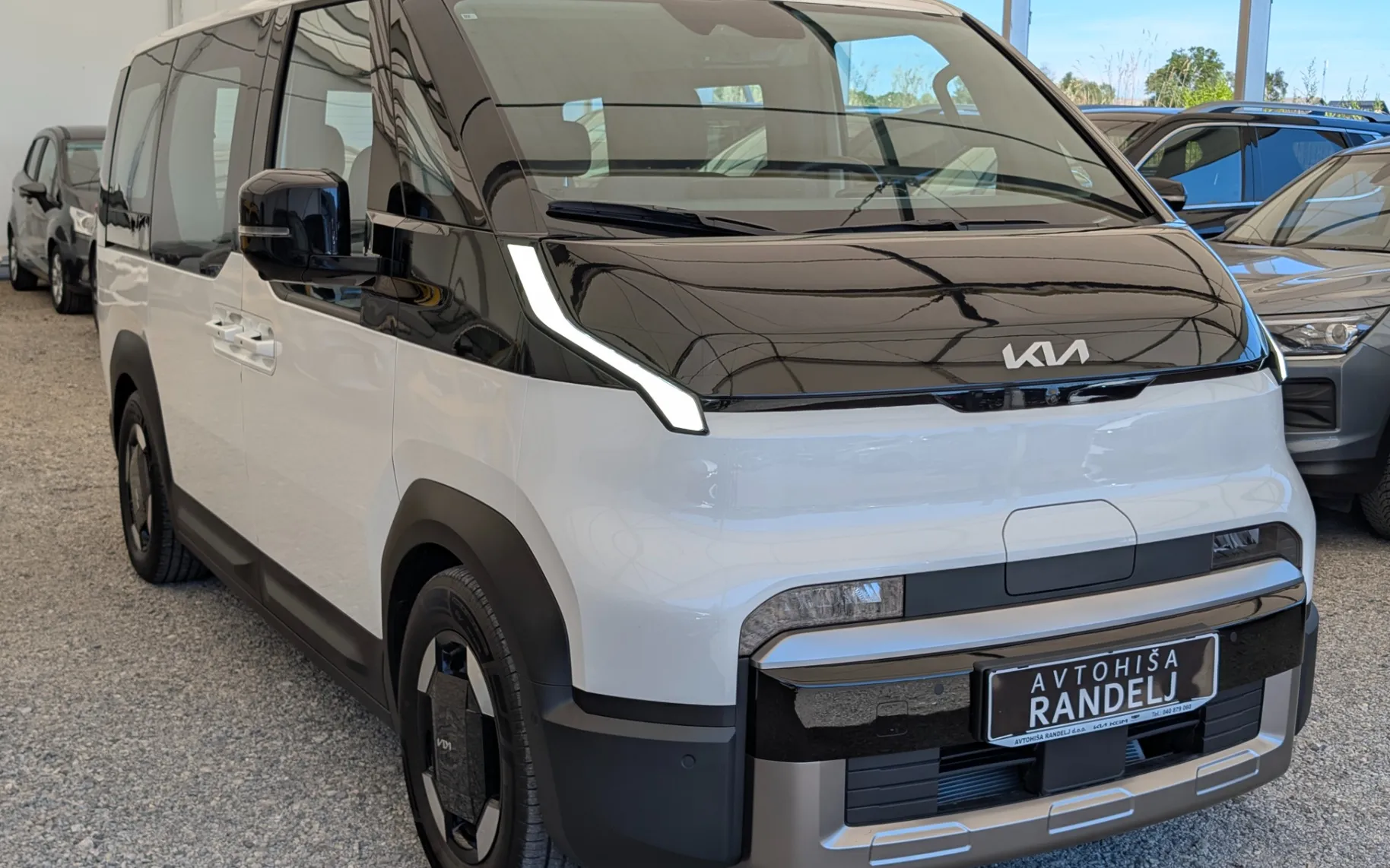 Zunanja slika - KIA PV5 Passenger - 71.2 kWh baterija 120 kW 163 KS Quantum - 2
