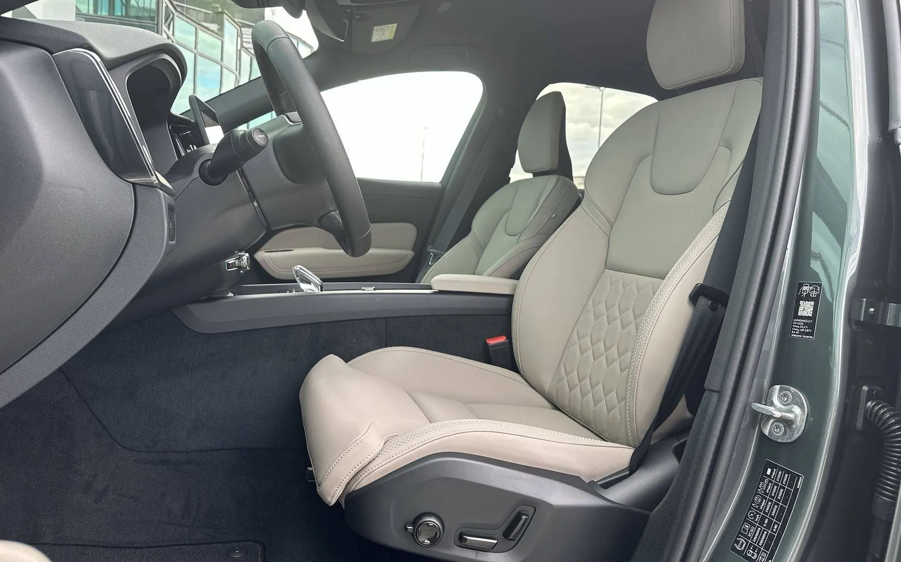 Notranja slika - Volvo XC60 - B5  P  AWD Plus Dark... - 10