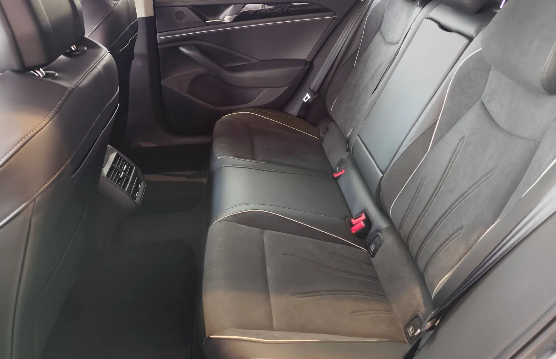 Zunanja slika - Volkswagen Passat - Variant 1.5 TSI eHybrid Elegance DSG 150kW - 3