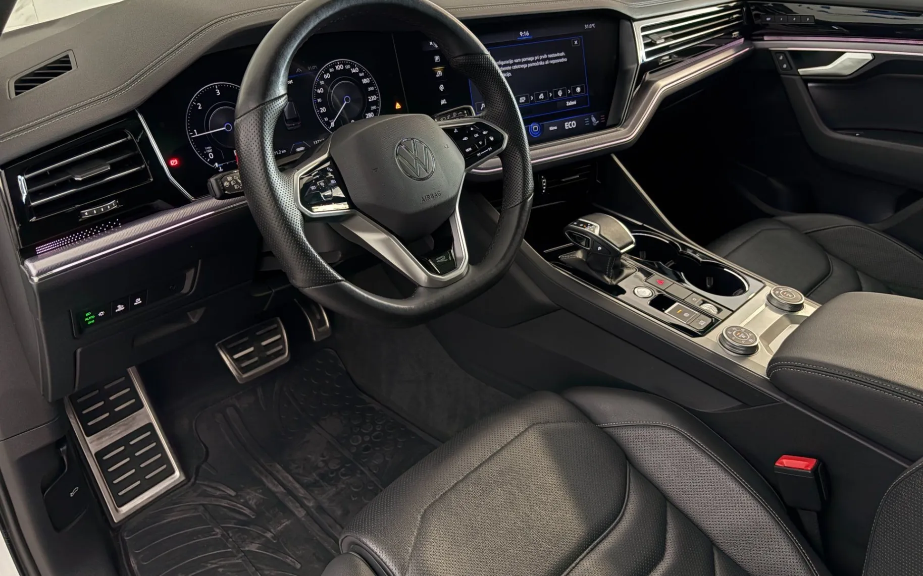 Notranja slika - Volkswagen Touareg - V6 TDI R-Line 4M|Pano|Zračno|Kamera|SoftC|Hlaj|R.. - 8
