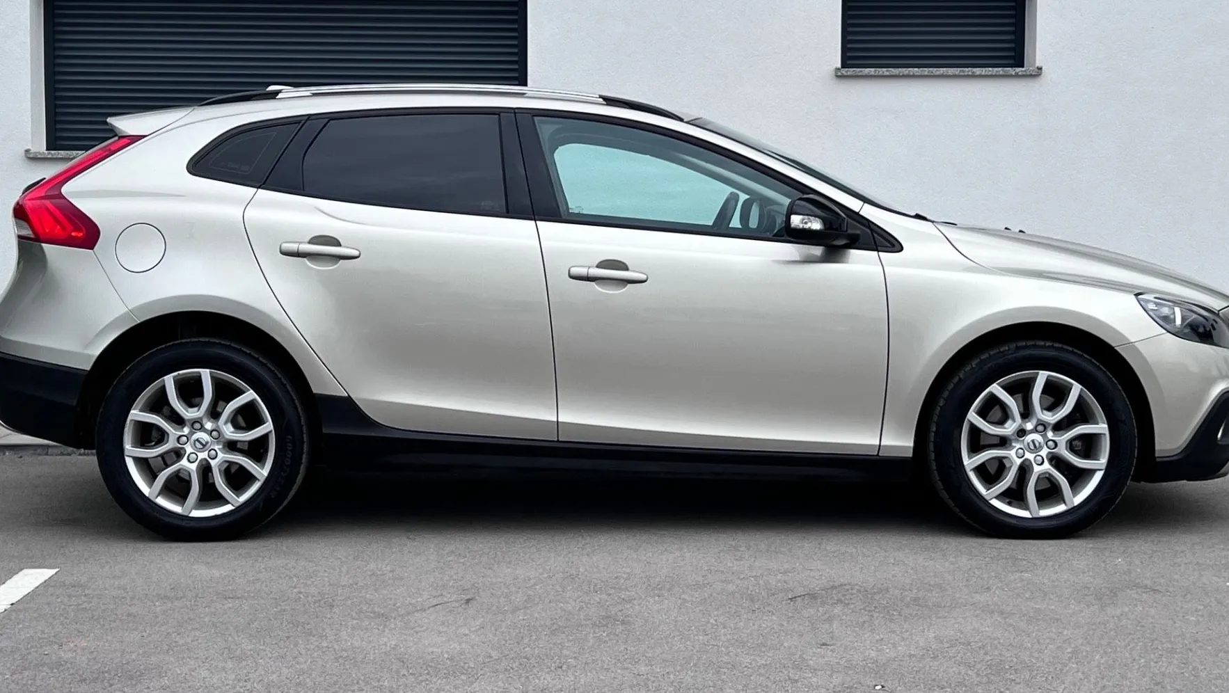 Zunanja slika - Volvo V40 Cross Country - 2.0TD+NAV+VIRTUAL+PDC+ALU - 4