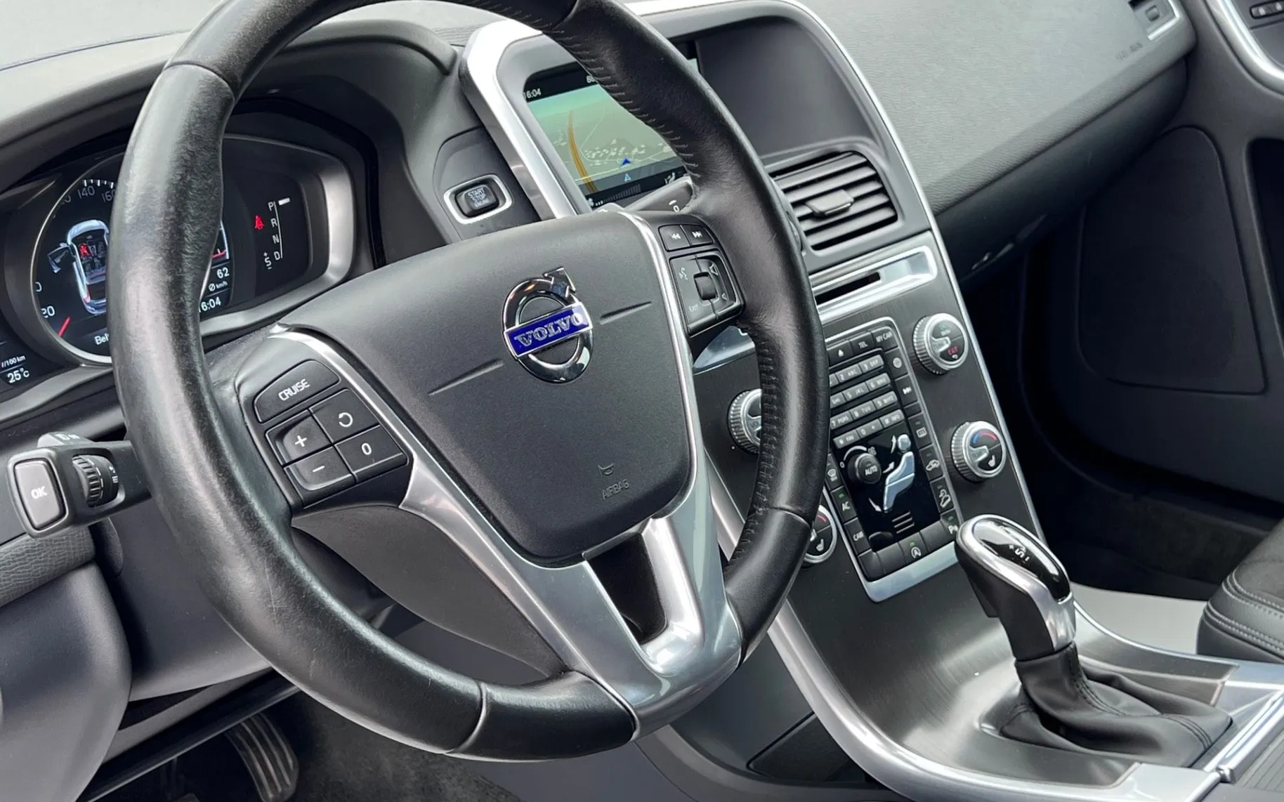 Notranja slika - Volvo XC60 - 2.4 AWD D4+XENON+NAVI+KLJUKA - 11