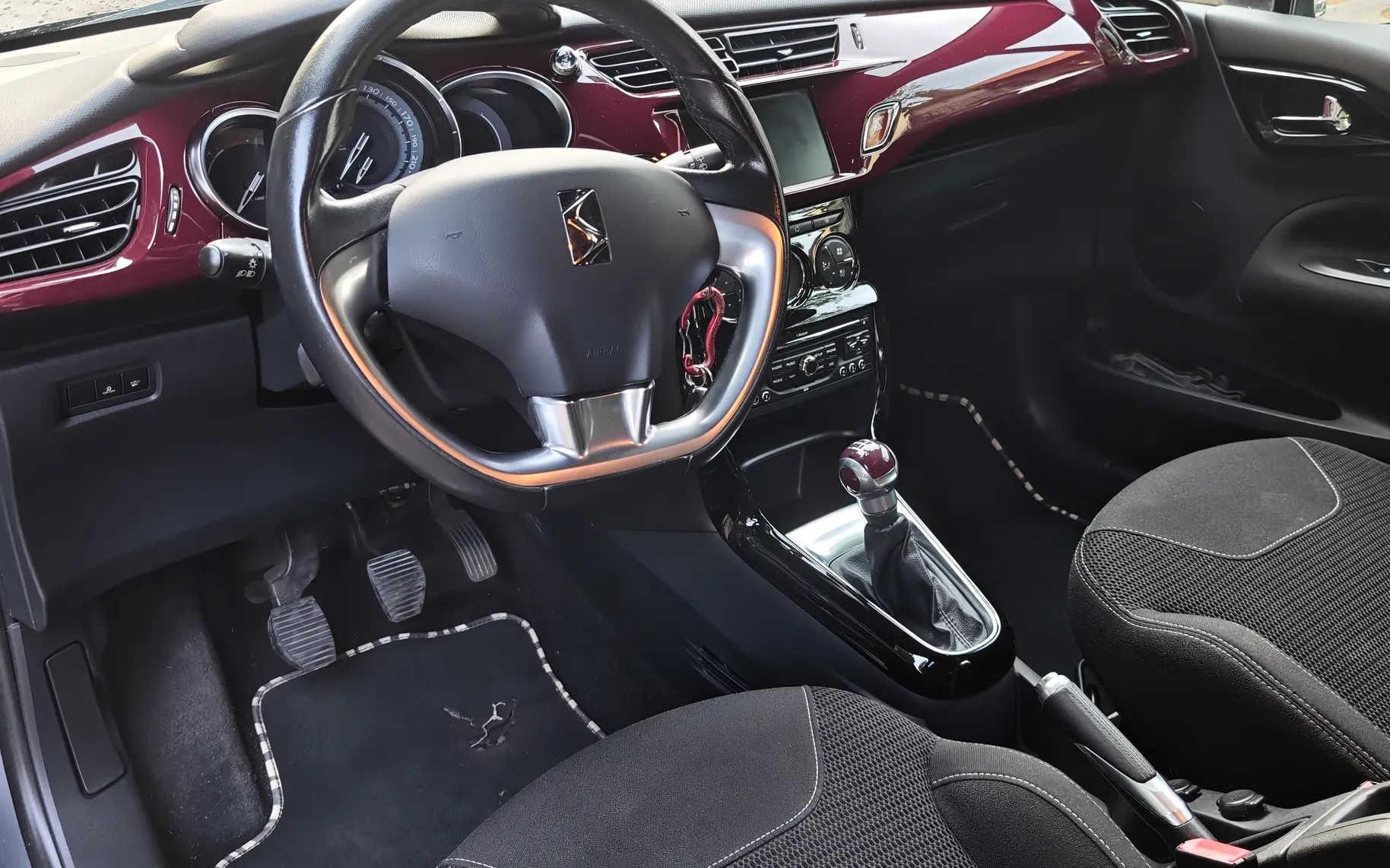 Notranja slika - Citroën DS3 - 1,6 HDi So Chic FAP - 8