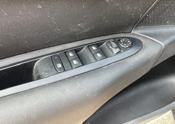Zunanja slika - Citroën C4 - 1.2 PureTech 110 Feel.VELIK SERVIS.SAMO 103.000 KM - 5
