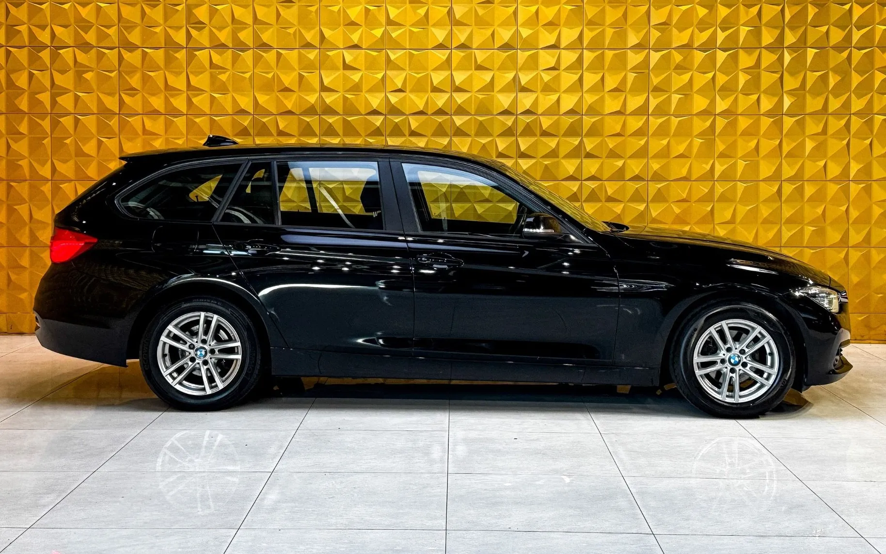 Notranja slika - BMW serija 3 Touring: - 318d AUT.-LED-GRETJE-NAVI-TEMP-EL PRTLJAZNIK - 12