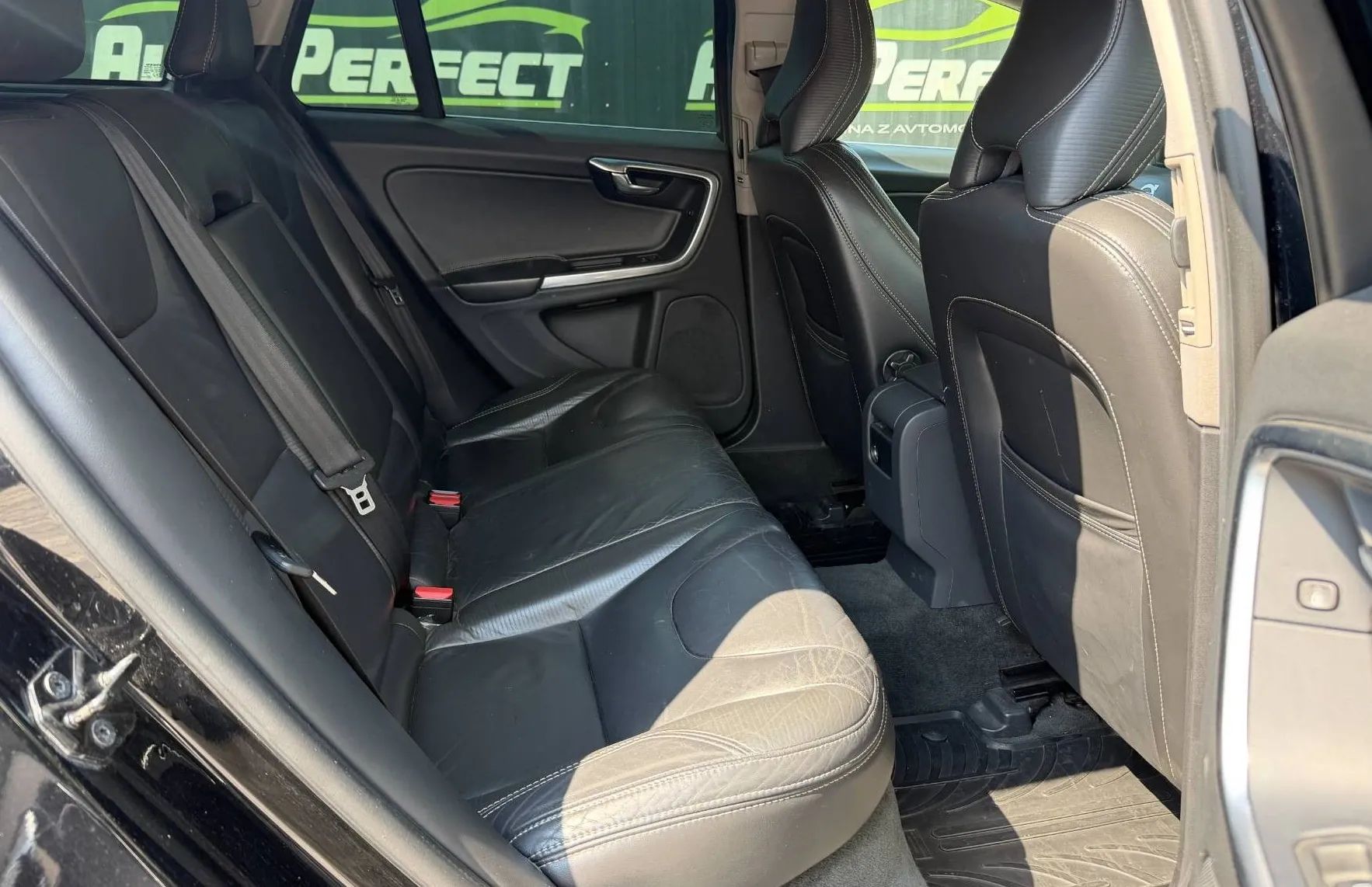 Zunanja slika - Volvo V60 - D5 AWD Geartronic |MEMORY|WEBASTO|GR. SED.| - 18
