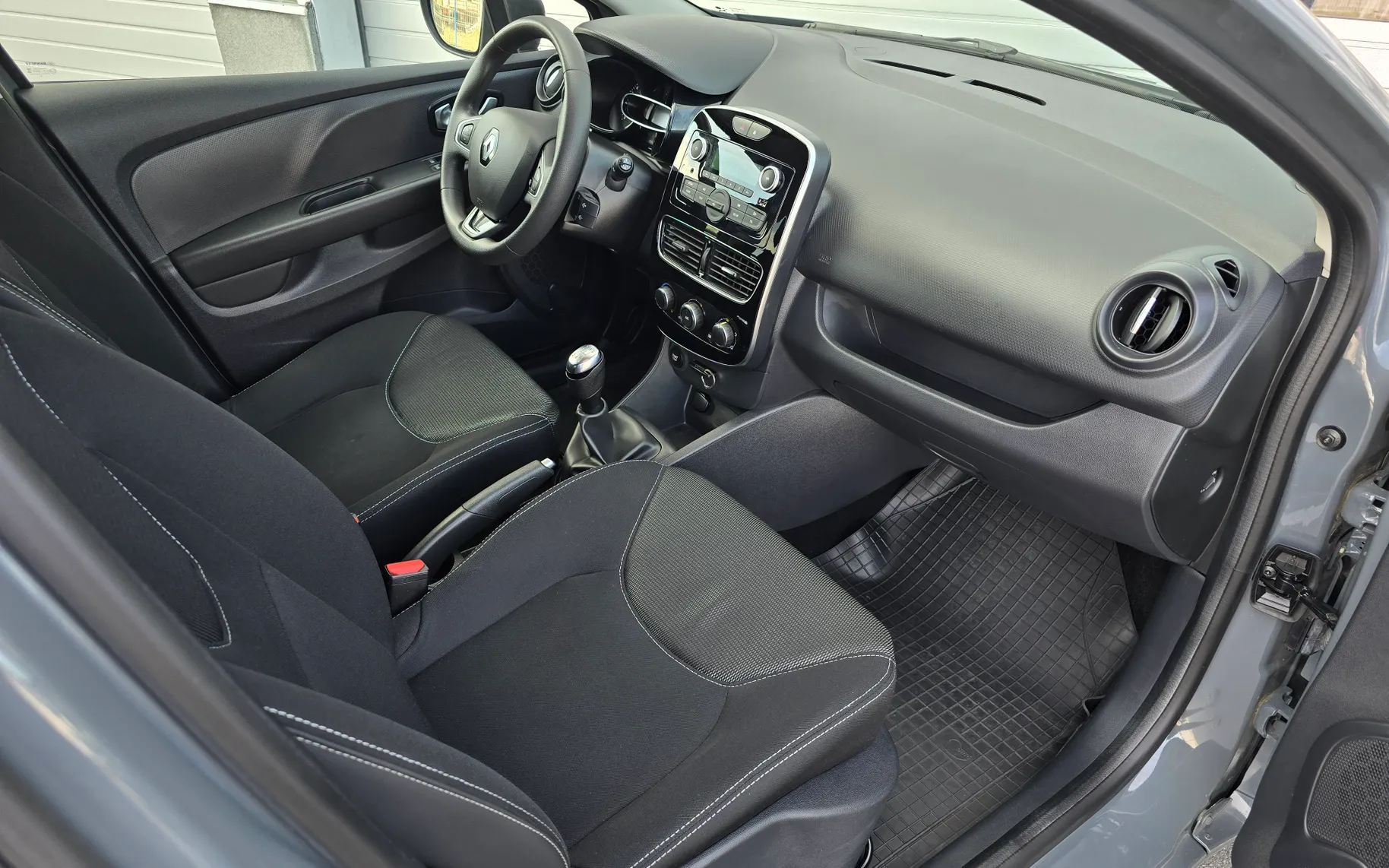 Notranja slika - Renault Clio - Grandtour TCe 75 Zen - 8