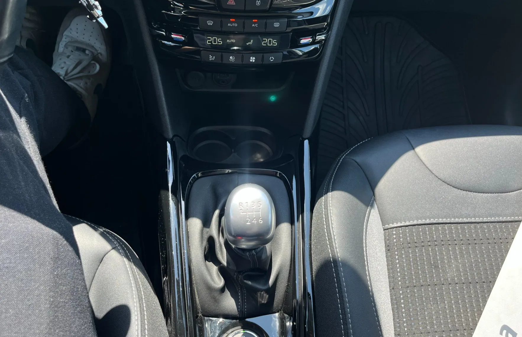 Zunanja slika - Peugeot 2008 - 1.2 PureTech 130Allure XEN.NAVI.PDC SAMO 69.000KM - 18