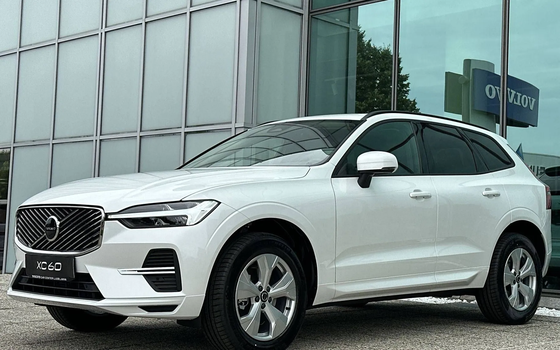 Zunanja slika - Volvo XC60 - B5  P  Core AT AWD 3 leta garancije + 3 servisi... - 1