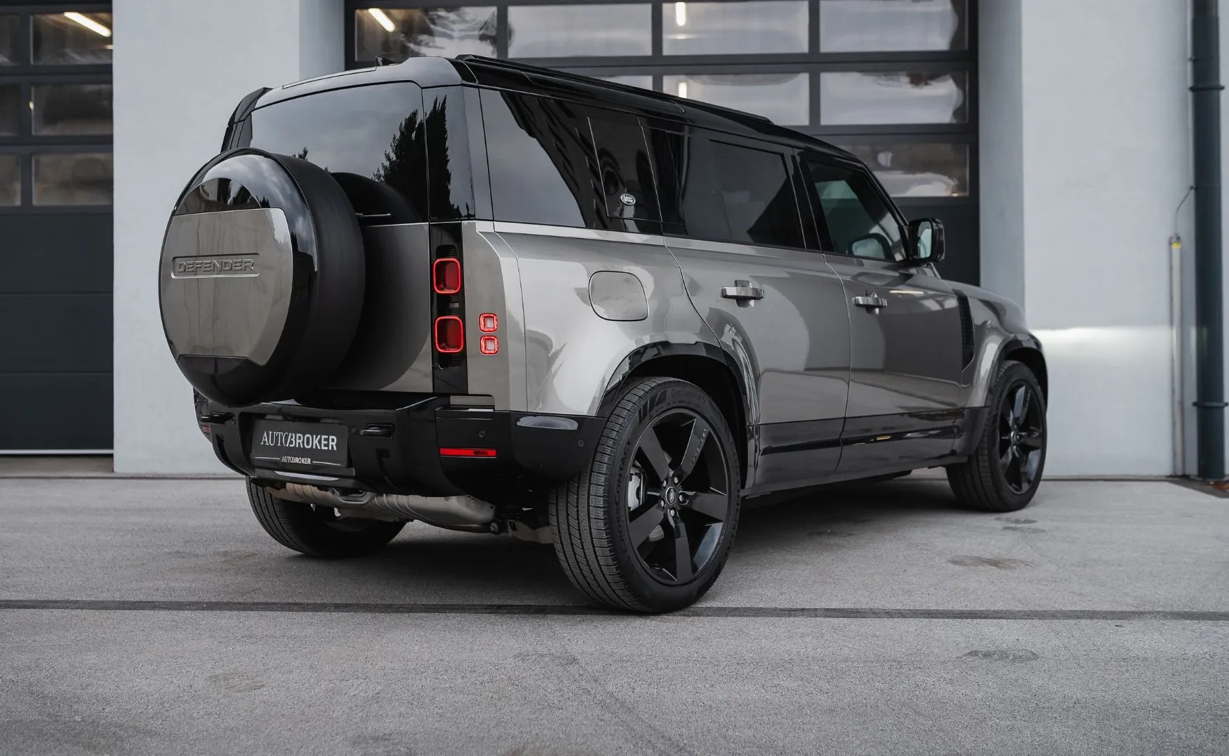 Zunanja slika - Land Rover Defender - 110 X-Dyn HSE 3.0d SILICON SILVER - 5