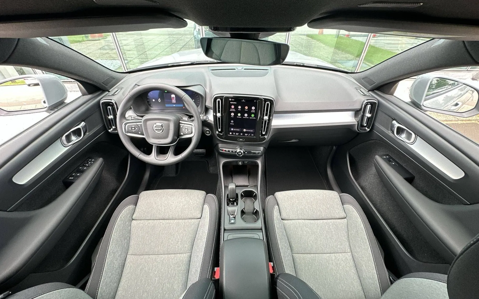 Notranja slika - Volvo XC40 - B3 P Core AT DCT 3 leta garancije + 3 servisi... - 20