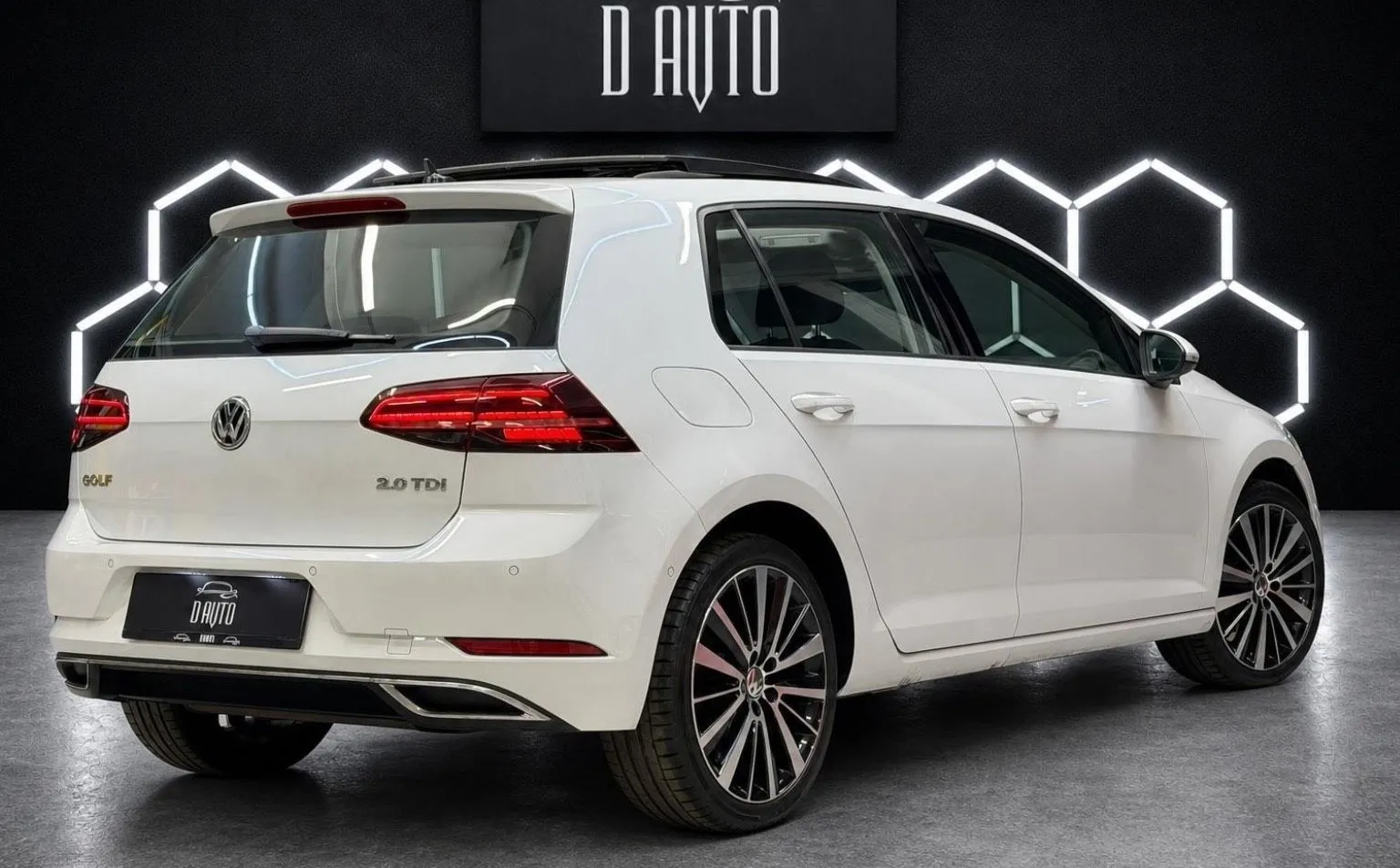 Notranja slika - Volkswagen Golf - 2.0 TDI Highline|PANORAMA|LED|ACC|KAMERA|PERLA| - 8