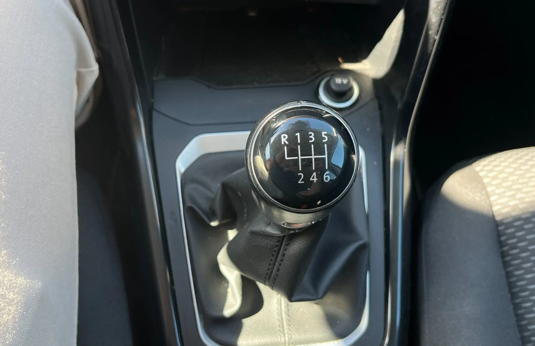 Zunanja slika - Volkswagen T-Roc - 1.6 TDI BMT 2X PDC. NAVI. SAMO 88.645 KM. - 20